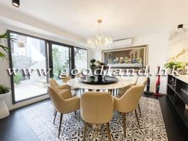 Detached House with Lawn Garden &amp; Private Pool