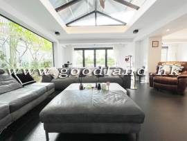 Detached House with Lawn Garden &amp; Private Pool