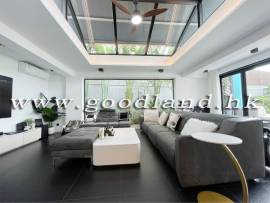 Detached House with Lawn Garden &amp; Private Pool