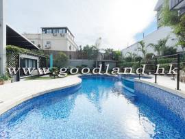 Detached House with Lawn Garden &amp; Private Pool