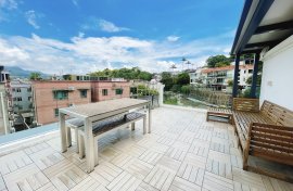【Sai Kung Detached House for Sale】4-BR 2-Suite Fenced Garden