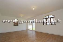 CLEAR WATER BAY Fully Detached Village House with Huge Garden and Sea View For Rent