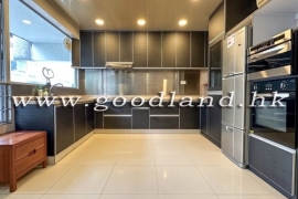 SAI KUNG Waterfront Villa with Spacious Living Area For Sale