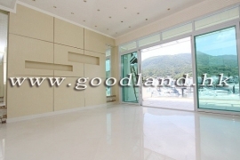 SAI KUNG Waterfront Villa in Well-Known Complex For Sale