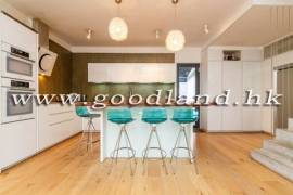 CLEAR WATER BAY Renovated Garden Pool House For Sale