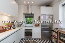 SAI KUNG End Unit Village House For Sale | Huge Garden, Sea View &amp; 3 En-Suites