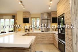 SAI KUNG Village House For Sale | Mid-Level Complex, Communal Pool & 4 Bedrooms
