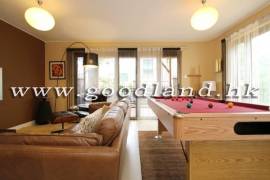 SAI KUNG Village House For Sale | Mid-Level Complex, Communal Pool & 4 Bedrooms