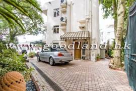 SAI KUNG Corner House For Sale | Private Gate Parking, Communal Pool & Greenery