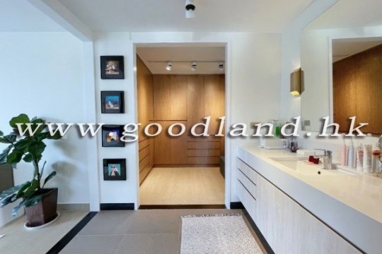 CLEAR WATER BAY Modern Family House with Cozy Garden