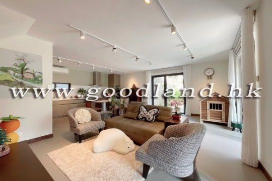 CLEAR WATER BAY Modern Family House with Cozy Garden